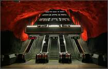 Blaue Linie nach Akalla, Station  Solna C  - 

Blick zur Rolltreppenanlage dieser etwa 16 Meter unter dem Meerspiegel liegenden Haltestelle. Ausgänge gibt es hier auf beiden Seiten. 

24.08.2007 (M)
