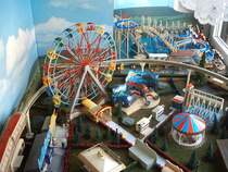 Freizeit-Park mit Wildwasserbahn im Fenster