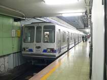 Pekinger U-Bahn. Die Sitze sind quer angeordnet. Stationsnamen werden auch auf englisch angesagt. 13.9.2007
