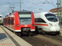 426 012 f�hrt neben dem zur Abfahrt stehenden ICT in Singen (Hohentwiel) ein. (25.08.2007)