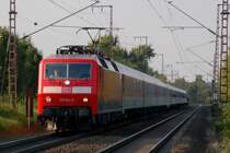 DB Elok 120 104-5 mit Autoreisezug am fr�hen Abend des 16.09.2007 in Recklinghausen am Bahn�bergang B�rster Weg.