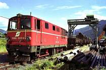 In Uttendorf werden Rohre f�r den Bau einer Pipeline abgeladen (8. September 1992). 