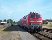 Normalerweise verkehren auf der Strecke Neustadt (Weinstra�e) - Wissembourg Triebwagen der Baureihe 628. An Wochenenden wird jedoch eine DoStos Garnitur mit einer BR 218 eingesetzt. Der Zug kommt mit RE 18846 aus Mainz (Ankunft Wissembourg 11:28), pendelt als RB 18812, - 19, -16 und - 25 zwischen Wissembourg und Neustadt, und f�hrt abends als RE 18847  Elsass-Express  wieder zur�ck nach Mainz. Hier erreicht 218 425 als Regionalbahn den Bahnhof Wissembourg, um in 5 Minuten als Elsass-Express (Abfahrt Wissembourg: 16:33) zur�ck nach Mainz zu fahren, 15.09.07.