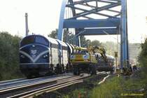 15.9.2007: Zwei Nohab-Nasen (links 1147 + rechts 1149 - ex DSB) dr�cken einen Schotterzug �ber die brandneue Eisenbahnbr�cke bei Schandelah (Braunschweig). Die Gleise sind noch nicht richtig eingeschottert und gerichtet. Deswegen eine etwas schaukelige Angelegenheit!
_�ber das Wochenende vom 14. -> 16.09.2007 wurde auf der Strecke Braunschweig -> Helmstedt bei Schandelah eine Eisenbahnbr�cke �ber die im Bau befindliche A39 eingehoben.
Bei diese Gelegenheit wurden auch (soweit mir bekannt) mindestens 2 Bahn�berg�nge in Schandelah und bei Weddel saniert.