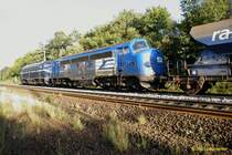15.9.2007: Zwei Nohab-Nasen (links 1147 + rechts 1149 - ex DSB) bringen einen Schotterzug zur Bahn - Baustelle bei Schandelah (Braunschweig).
_�ber das Wochenende vom 14. -> 16.09.2007 wurde auf der Strecke Braunschweig -> Helmstedt bei Schandelah eine Eisenbahnbr�cke �ber die im Bau befindliche A39 eingehoben.
Bei diese Gelegenheit wurden auch (soweit mir bekannt) mindestens 2 Bahn�berg�nge in Schandelah und bei Weddel saniert.