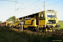 15.9.2007: Eine Gleisstopfmaschine + Profiliermaschine + Schotterzug werden von einer Br 203 zur Bahn - Baustelle bei Schandelah (Braunschweig) gebracht (geschoben).
_�ber das Wochenende vom 14. -> 16.09.2007 wurde auf der Strecke Braunschweig -> Helmstedt bei Schandelah eine Eisenbahnbr�cke �ber die im Bau befindliche A39 eingehoben.
Bei diese Gelegenheit wurden auch (soweit mir bekannt) mindestens 2 Bahn�berg�nge in Schandelah und bei Weddel saniert.