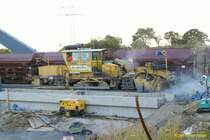 15.9.2007: Eine Profiliermaschine bei der Arbeit.
_�ber das Wochenende vom 14. -> 16.09.2007 wurde auf der Strecke Braunschweig -> Helmstedt bei Schandelah eine Eisenbahnbr�cke �ber die im Bau befindliche A39 eingehoben.
Bei diese Gelegenheit wurden auch (soweit mir bekannt) mindestens 2 Bahn�berg�nge in Schandelah und bei Weddel saniert.