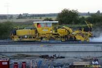 15.9.2007: Eine Profiliermaschine bei der Arbeit.
_�ber das Wochenende vom 14. -> 16.09.2007 wurde auf der Strecke Braunschweig -> Helmstedt bei Schandelah eine Eisenbahnbr�cke �ber die im Bau befindliche A39 eingehoben.
Bei diese Gelegenheit wurden auch (soweit mir bekannt) mindestens 2 Bahn�berg�nge in Schandelah und bei Weddel saniert.