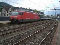 Eine Re 460 bei der Durchfahrt in Brunnen (09.09.2007)