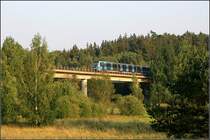 Blaue Linie nach Akalla, Kymlinge -

Nach der Station Hallonbergen fährt die U-Bahn zwei Kilometer weiter im Tunnel um dann in unbebauter Landschaft auf einer Brücke eine Talsenke zu überqueren. Es wird anschließend eine weitere Tunnelstrecke durchfahren, um dann 4,2 km nach Hallonbergen den Hochbahnhof  Kista  zu erreichen. Dies ist der längste Abschnitt zwischen zwei Stationen der Stockholmer U-Bahn. 

24.8.2007 (M)