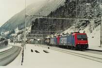 Zwei Re 484 mit Containerzug bei Wassen auf dem Weg in den S�den.