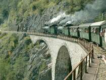 Ein herrliches Motiv,die Fahrt des Dampfzuges mit den beiden G 4/5 Nr.108 und 107 �ber den Landwasser Viadukt bei Wiesen.16.09.07