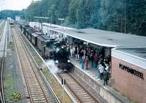 02.09.2007. Hamburg - Feierlichkeiten zum 100-J�hrigen Jubil�um der elektrischen S-Bahn in der Hansestadt. Zu Gast war der Mindener Preu�enzug, mit welchem Sonderfahrten zwischen Ohlsdorf und Poppenb�ttel statt fanden. Hier die T11 mit ihrem Zug am Bahnsteig in Poppenb�ttel. Wann fuhr hier zuletzt eine Dampflok??
