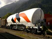 Ein fast negelneuer HOLCIM-Wagen mit der Nummer 33 85 932 6 001-5 ausgestellt beim Gotthard Jubil�um in Erstfeld. (08.09.2007)