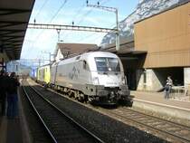 Kurz vor der R�ckfahrt nach Brunnen kam am Nachbargleis dieser G�terzug gezogen von der ES 64 U2 - 102 von HUPAC durch Erstfeld. (08.09.2007)
