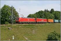 185 050 und 109 bringen einen Containerzug von Salzburg Gnigel Richtung M�nchen.
