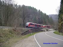 642 037-6 und 642 038-4 am 06.04.2007 als RB 27687 zwischen Oberschlottwitz und Glash�tte (Sachs) kurz vor der Einfahrt in den 292 m langen Pilztunnel.

