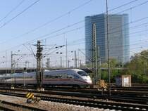 Ein 403 f�hrt ende April vor dem Mannheimer Victoria Turm vor meine Kamera