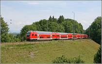 RE 30028  OBERBAYERN-EXPRESS  von Salzburg nach M�nchen Hauptbahnhof wird gleich durch den Bahnhof A�ling fahren. Schiebelok ist 111 053. (01.07.07)