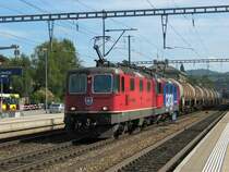 Die beiden Re 4/4  11232 + 420 310-5 ziehen einen Tankzug.Bhf.Liestal richtung Basel