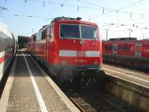 BR 111 002-2 steht abgestellt im Bahnhof Augsburg Hbf. Links steht ICE 517 nach M�nchen. Wir warten ein gegenzug ab. Wegen bauarbeiten ist der Streckenabschnitt voruns Eingleisig. (+30) Aufgenommen am 16.09.07