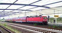 DB 143 053-7 mit dem RE 17857 von Halle (Saale) Hbf nach Leipzig Hbf am Flughafen Halle/Leipzig; 27.08.2007