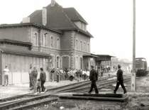 Bahnhofsgeb�ude in Laucha (Unstrut) w�hrend des 100. Geburtstags der Unstrutbahn. Die beiden Gleise existieren heute leider nur noch zum Teil; 01.10.1989