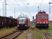 Die S-Bahn von Rostock-Seehafen nach Rostock Hbf.
fhrt gerade durch das Kombiwerk(15.07.04) 