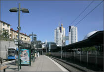 . Neben der Tunnelbanan -

Tvärbanan, Station  Globen. Im Bereich der Stationen  Globen  und  Gullmarsplan  fährt die Tvärbanan parallel zur U-Bahn, deren Bahnsteig ist rechts zu erkennen. Über dem Bahnsteigdach der U-Bahn ist ein Teil der namensgebenden Globenarena zu sehen, einer großen kugelförmigen Veranstaltungshalle. 

Stockholm, 21.08.2007 (M)