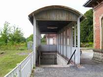 Blick auf den Eingang (Stadtseite) der Bahnhofsunterf�hrung in Laucha (Unstrut). Laucha ist der einzigste Bahnhof der Unstrutbahn mit einer Unterf�hrung; 19.08.2007