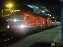 Der EC 161 Maria Theresia hatte beim Halt in Salzburg am 22.09.2007 trotz vier Loks, bereits 25 Minuten Versp�tung. In Jenbach ist eine der Vier Tauruse abgelegen (hinten hat noch eine gestossen)!Vorne waren die BR 1116 168-4,1116 010-8 und 1116 170-0.