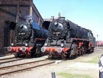 Zwei Jumbos der BR 44 1182-3 und BR 44 1486-8 stehen am 23.09.07 neben dem Ringlokschuppen in Stassfurt. (23.09.07)