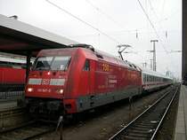 N�rnberg 2004 - Mit einem IC steht am 22.12.2004 die f�r den Deutschen Feuerwehrverband werbende 101 047-9 in N�rnberg Hbf bereit. 