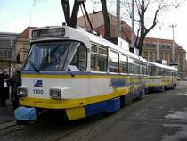 Leipzig 2004 - Der  Gl�serne Leipziger  Tw 1700 und einer seiner Beiwagen steht am 18.12.2004 zur Stadtrundfahrt durch Leipzig an der Haltestelle Hauptbahnhof bereit.