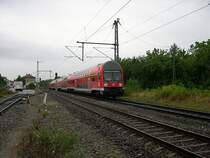 Remsbahn 2004 - Bis auf eine Ausnahme sind die Eins�tze von Doppelstockwagen auf der Remsbahn Geschichte. Die Wagen hier im Bild kamen 1994 aus Dresden leihweise nach Stuttgart und wurden hier als RE nach T�bingen eingesetzt was sogar im Fahrplan besonders vermerkt wurde! Sp�ter wanderten sie dann auf die Remsbahn ab. Im Dezember 2006 wurden die 12 DBuz und 3 DABuzf auf  z  gestellt und wenig sp�ter ganz ausgemustert.
Am 14.08.2004 ist dieser Doppelstockzug als RE 19433 bei Endersbach unterwegs nach Aalen.