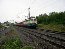 Remsbahn 2004 - Ab und zu darf man sich auch mal etwas w�nschen. Am 14.08.2004 verhalf einer meiner Anrufe der 110 306-8 zu einer Ausfahrt nach N�rnberg. Zu diesem Zeit war sie die letzte Lok beim Bw Stuttgart die noch in den alten Bundesbahnfarben unterwegs war. Hier ist sie in Endersbach mit einem Fussball-Sonderzug nach N�rnberg unterwegs. Leider konnte die Zuggarnitur nicht mehr stilecht zusammengestellt werden, da die letzten original-Silberlinge nach dem letzten Fussball-Sonderzug ausgemustert werden mussten.