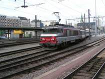 Lok 115023 verl�sst mit Personenzug und einer fast halbst�ndigen Versp�tung den Bahnhof Luxemburg in Richtung Basel. 23.09.07