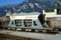 RhB - Fad 8734 am 26.08.1998 in Thusis - Selbstentlade-Schotterwagen 4-achsig mit 1 offenen Plattform - �bernahme 20.08.1993 - JMR - Gewicht 15,14t - Zuladung 33,00t - L�P 12,50m - zul�ssige Geschwindigkeit 80/B km/h - Logo RhB in rh�toromanisch auf wei�en Untergrund - Lebenslauf: ex Fad 8734 - 02/2004 Fac 8734.
