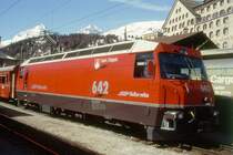 RhB - Ge 4/4 III 642  BRAIL/BRIGELS  am 31.03.1996 in St.Moritz - Drehstrom-Universallokomotive - �bernahme 24.01.1994 - SLM5490/ABB - 3200 KW - Gewicht 62,00t - L�P 16,00m - zul�ssige Geschwindigkeit 100 km/h - Logo RhB rh�toromanisch - Werbung: ohne
