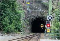 Saltsjöbanan, Station  Henriksdal  - 

Nach der Haltestelle wird in einem eingleisigen Tunnel ein Hügel unterfahren. Dieser Tunnel soll aber mit der Umstellung auf Stadtbahnbetrieb aufgegeben werden. Die Bahn wird entlang dem bisherigen Varmdövägen den Hügel südlich auf oberirdischer Trasse umfahren. Der Autoverkehr wird dagegen in einen Tunnel verlegt, der die Streckenführung des alten Bahntunnels übernimmt. Die Haltestelle wird als Hochbahnhof neu gebaut. 

28.08.2007 (M