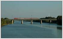 2143 071 von Wien auf dem Weg nach Bratislava hl.st., am 16.9.2007 bei der Querung der Neuen Donau mit dem ER 2536  Marchfeldwiesel . 