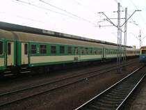 Ein Personenzug im Bahnhof Katowice