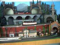 Eine Anlage in HO,als Diarahmen gebaut-in einem
Fenster aufgebaut-Betrieb von 6 Zgen gleichzeitig.