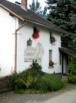 In B�rnsdorf an der Strecke Radebeul-Radeburg hat jemand dieses sch�ne Bild an sein Haus gepinselt. Es zeigt einen Personenzug mit einer Ik, 15.09.07