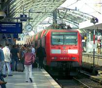 146 011-2 steht in K�ln Hbf zur Fahrgastaufnahme und wird in k�rze ihre Fahrt fortsetztn in Richtung Aachen Hbf. 23.09.07