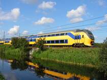 Ein VIRM f�hrt mit Vollgeschwindigkeit vorbei (irgendwo zwischen Den  Haag und Voorschoten. 