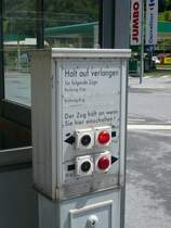 HaltaufVerlangen Knopf am Haltepunkt Eyholz auf der Matterhorn Gotthard Bahn