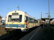 10 jahre Wiesel - Um den gro�en Ansturm an Fahrg�sten zu den Feierlichkeiten am 15.01.2005 bew�ltigen zu k�nnen, wurden die WEG-NE 81 in Dreifachtraktion eingesetzt. Schlie�lich durften die Z�ge an dem Tag kostenlos benutzt werden und das l�sst sich der Schwabe an sich nicht zweimal sagen! VT 422, 425 und ein Steuerwagen stehen am 15.01.2005 in Schorndorf f�r die R�ckfahrt nach Rudersberg bereit. �brigens setzt die WEG auf dieser Strecke den Prototyp aller Regioshuttle der BR 650 ein. Er ist meines Wissens der einzige der mit anderen Triebwagen, wie dem NE 81 auch technisch kuppelbar ist!