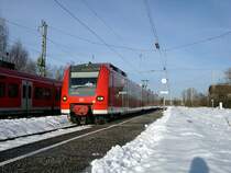 Bayrisches Oberland 2004 - Am ersten Weihnachtstag hat 425 543-6 auf der Kochelseebahn Dienst. Hier kommt er aus Tutzing, kreuzt den Gegenzug und f�hrt weiter nach Kochel. Unter dem wei�en zeugs rechts verbirgt sich das Gleis 1!