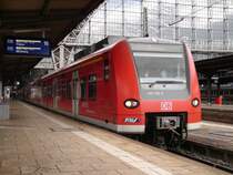 BR 425 016-3 nach Treysa. Dieser Zug besteht aus 3 triebz�gen. Die ersten beiden fahren nach Treysa und der dritte nach Dillenburg. Abfahrt beider Zugteile aus Frankfurt am Main Hbf um 15:52